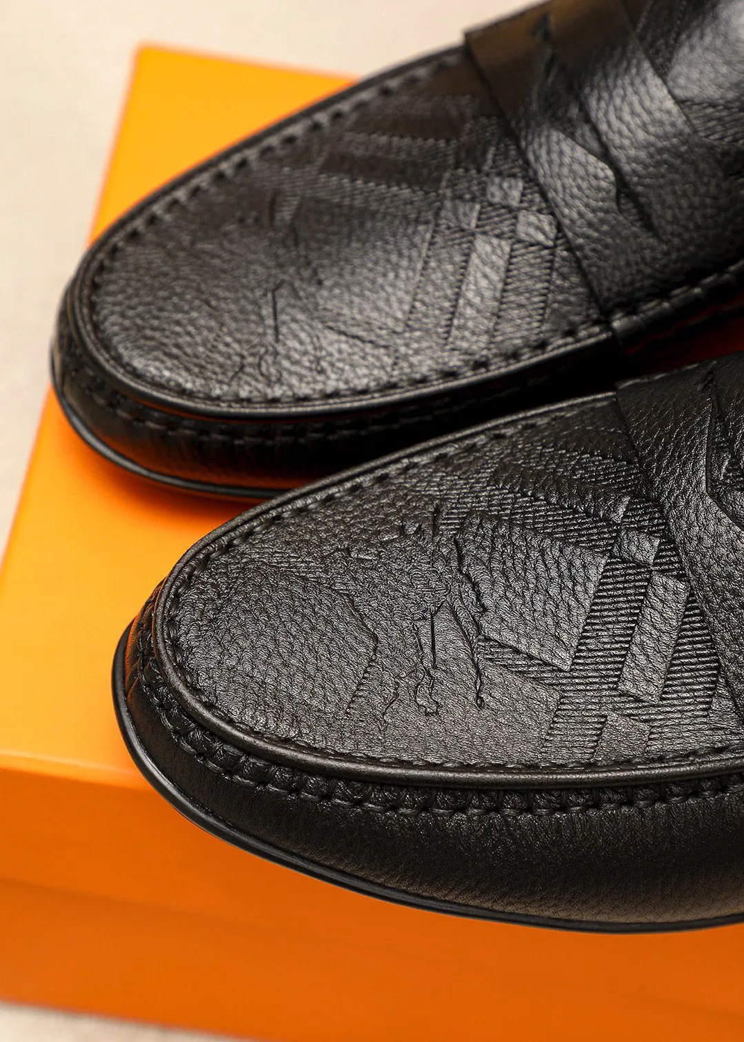 Men's shoes 💰380 💐 Product trademark: HERMES "Hermès" Doudou shoes Regular size: 38-44 (45🉑️customized) Product materials: Selected imported first-layer cowhide upper, imported pig 🐷 leather lining. Strong three-dimensional visual effect, rubber outsole Color: 1⃣️color optional